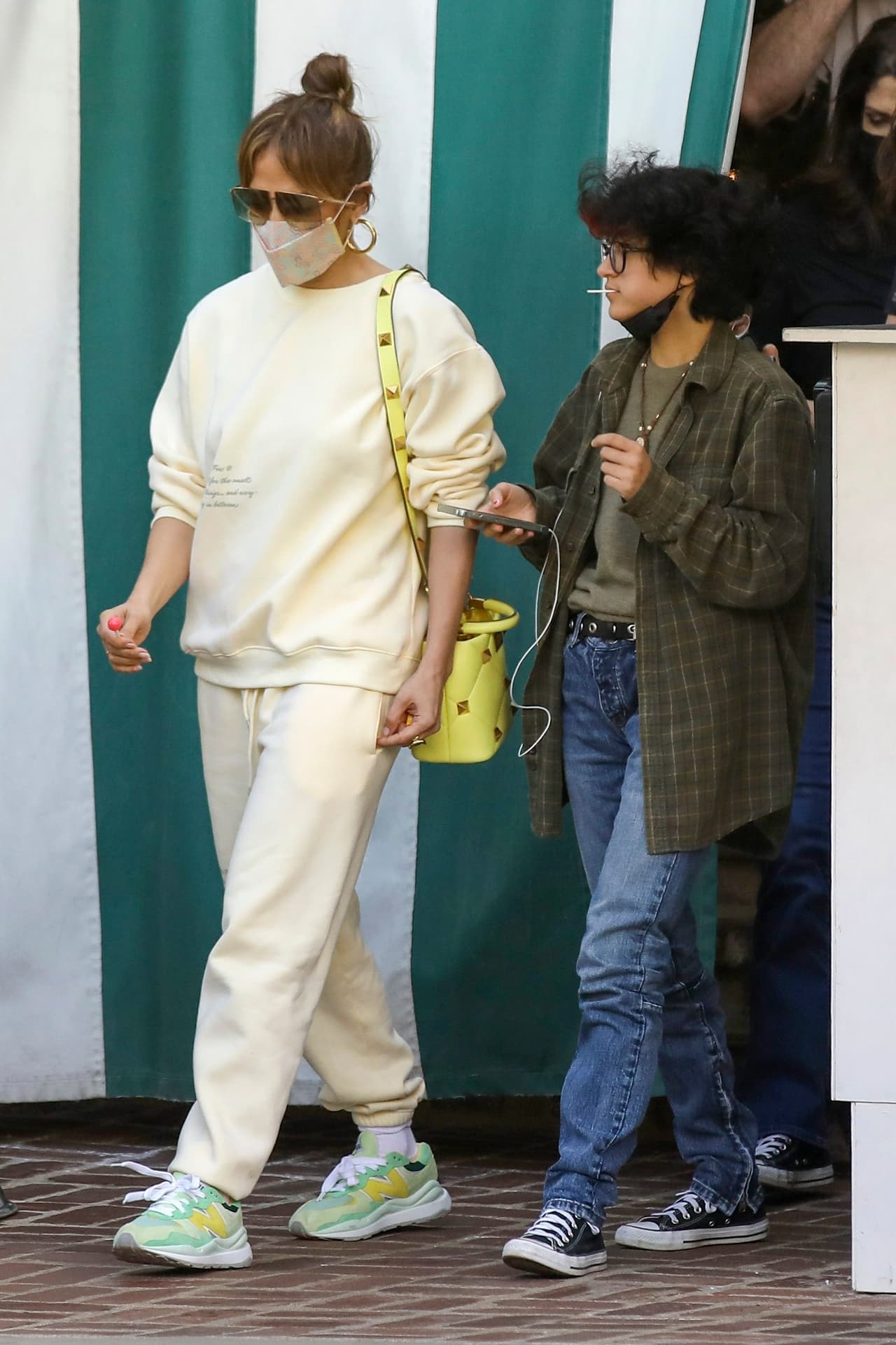 La adolescente de 13 años llevaba puesta una camisa a cuadros y debajo de ella una camiseta verde, en un atuendo que evoca la época 'grunge' de la década de 1990 que fue marcada por bandas de rock como Nirvana. 
<br>