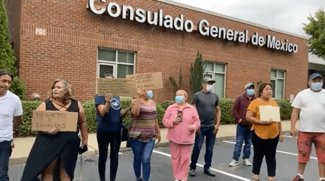 Protestan frente al Consulado de México en Raleigh para exigir mejores servicios
