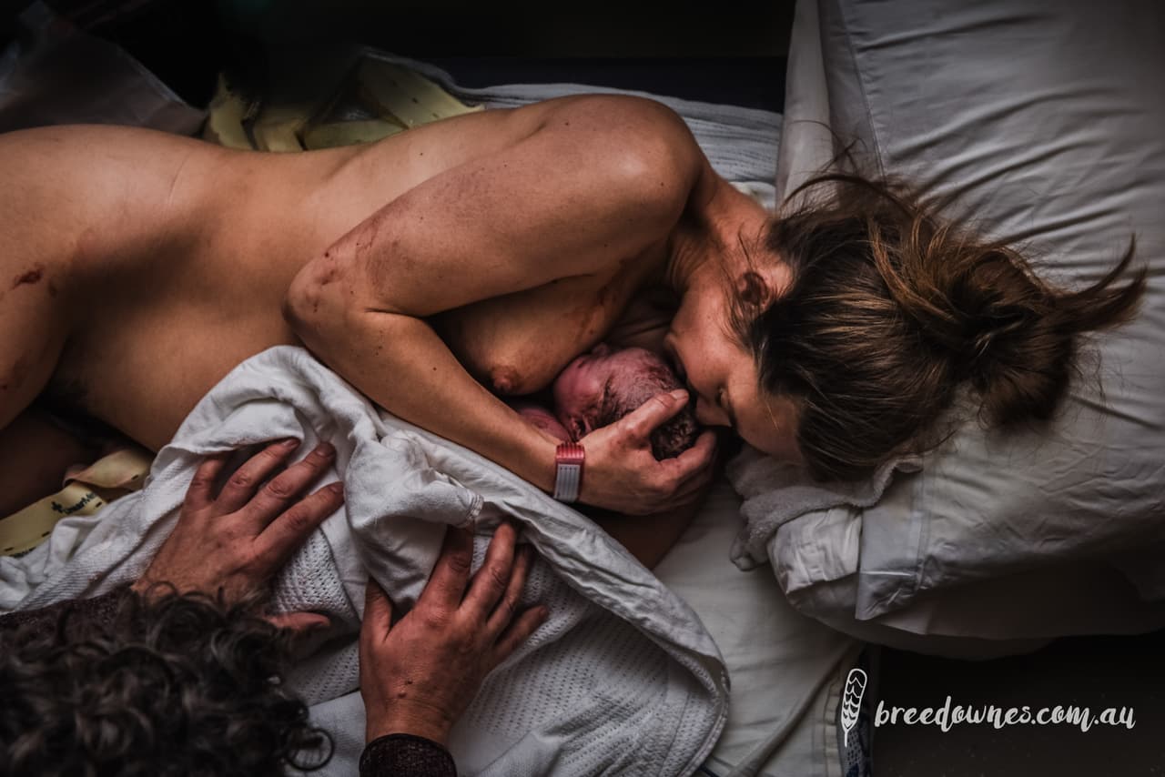 En un hospital madre y padre son testigos de la llegada de su bebé recién nacido. La imagen ocupó el tercer lugar en la categoría de imágenes de hospital. Fue tomada por 
<a href="https://breedownes.com.au/" target="_blank">Bree Downes.</a>