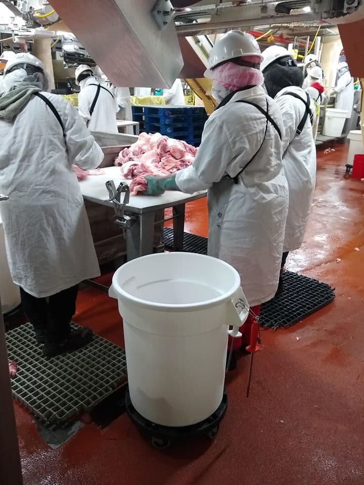 “Estas son condiciones de trabajo difíciles, es trabajo físico, estás parado justo al lado de las personas, por eso las personas se enferman”, dijo Matt Hildreth, un activista social de Dakota del Sur.
<br>
<br>