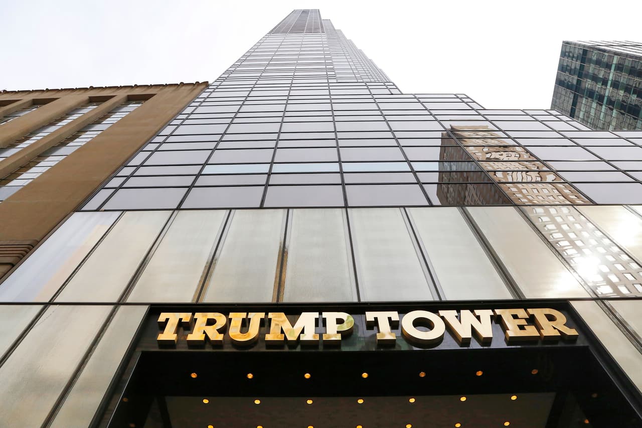 <b>Comprar la Torre Trump de Manhattan y no gastar más que un cuarto de la fortuna. </b>
<a href="https://www.forbes.com/donald-trump/#41a20f652899">Según un reporte de Forbes</a>, el costo neto de la conocida
<a href="https://www.univision.com/noticias/politica/la-torre-trump-asi-es-el-cuartel-general-del-presidente-electo-fotos"> Torre Trump de Nueva York</a>, donde está la residencia personal del magnate y presidente de EEUU es de 223 millones de dólares. El ganador del Mega Millions podría comprar esta emblemática propiedad y le quedarían todavía más de 600 millones.
