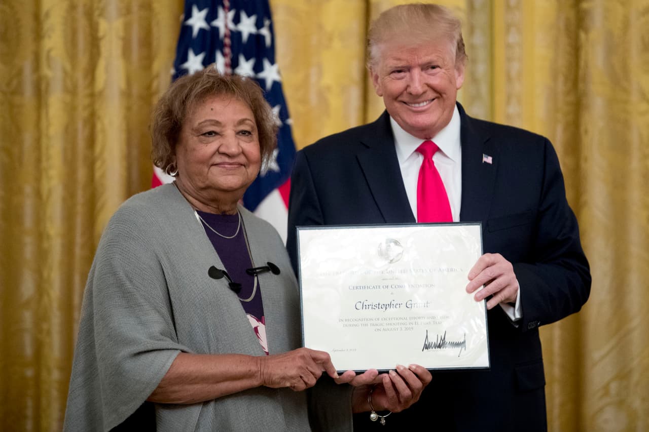 "Héroe" de El Paso recibió en la Casa Blanca una medalla al valor por enfrentar al atacante, pero su historia era falsa