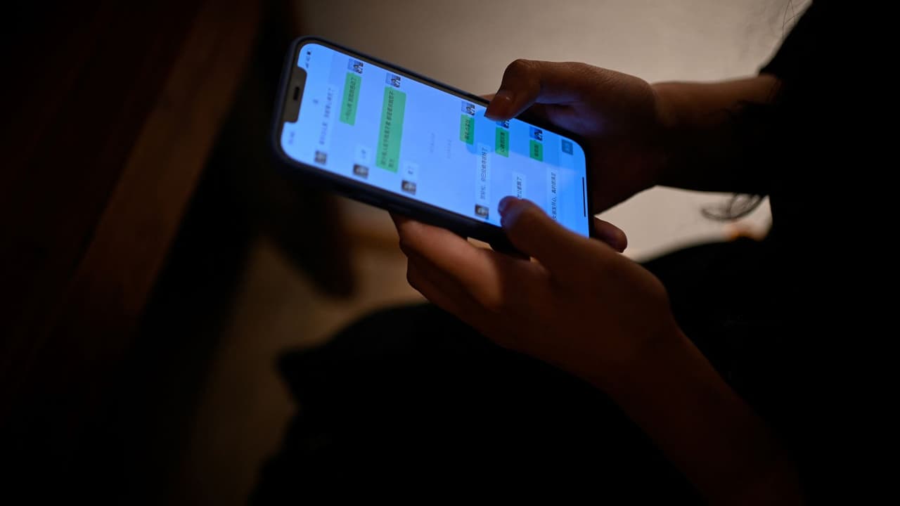 Padres acusan a la inteligencia artificial de la muerte de sus hijos y exigen más regulaciones