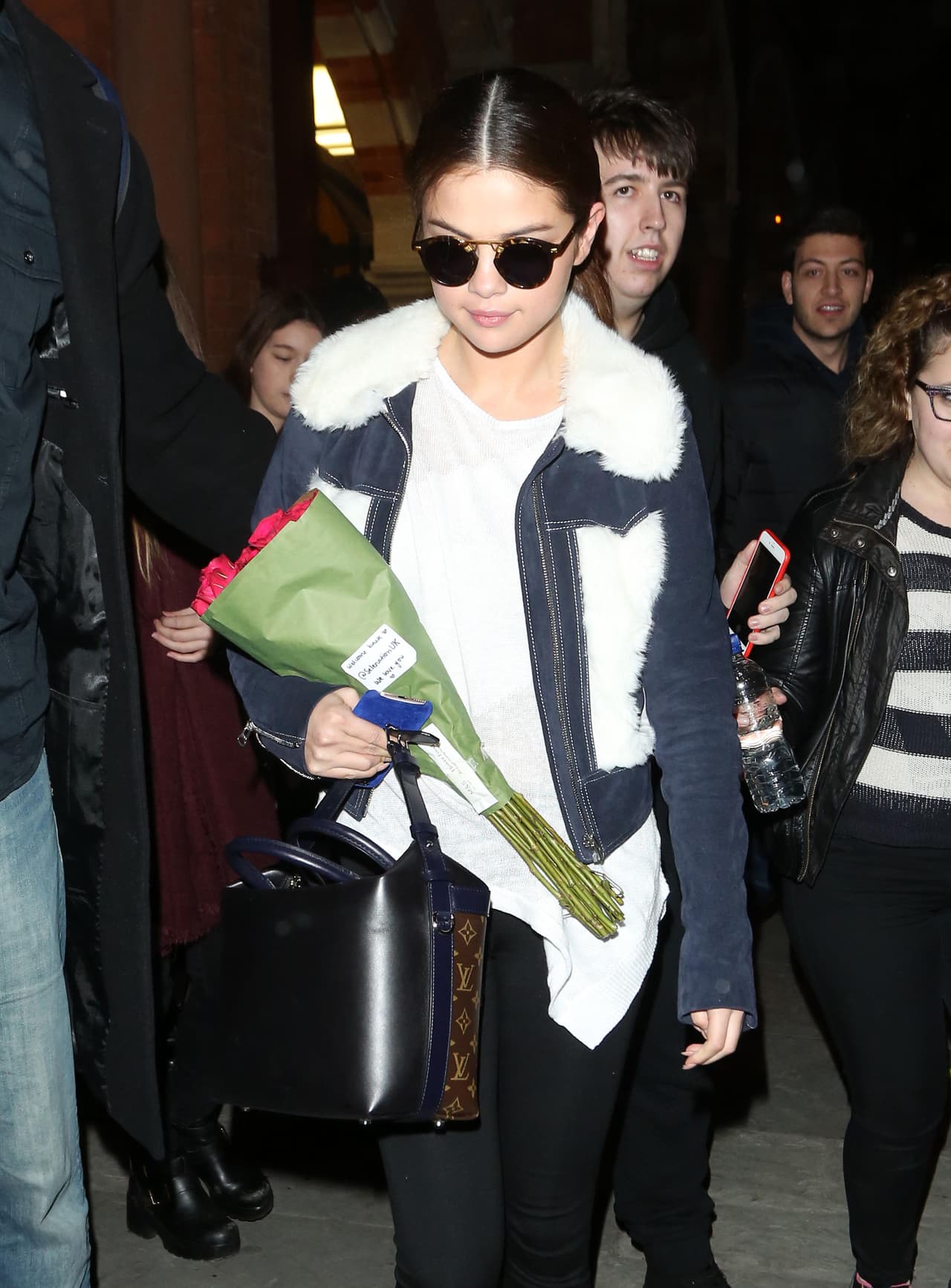 Selena lo tomó con gracia, aunque sí le pudieron su buen apretón.