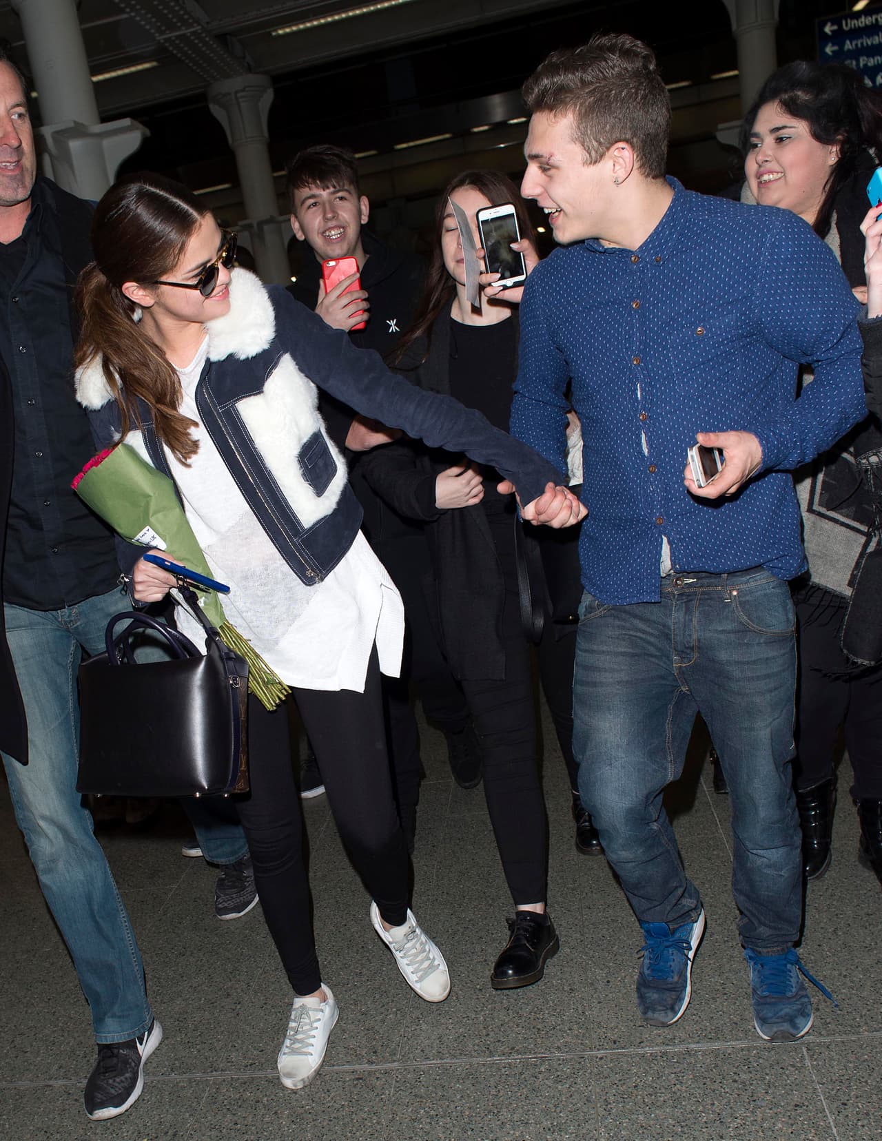 La cantante tuvo que quitarle la mano para poder continuar con su camino.