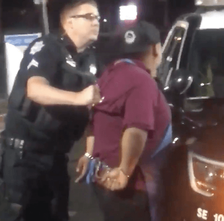 "¿Cuál es tu nombre oficial?", le preguntó Montz Ramírez. "Esto será investigado por Asuntos Internos", agregó.