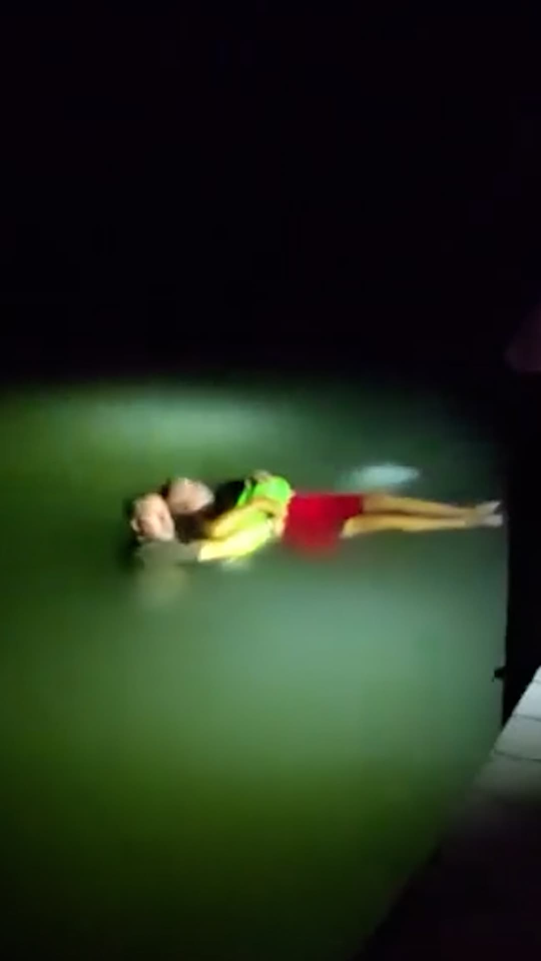 Un hombre en silla de ruedas cae a un lago