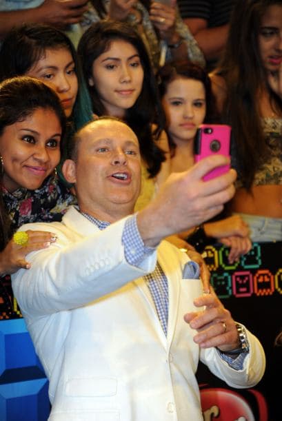 Nos encantan los selfies. We can't get enough of them! Y si no, pregúntenle a los que desfilaron la alfombra de Premios Juventud.