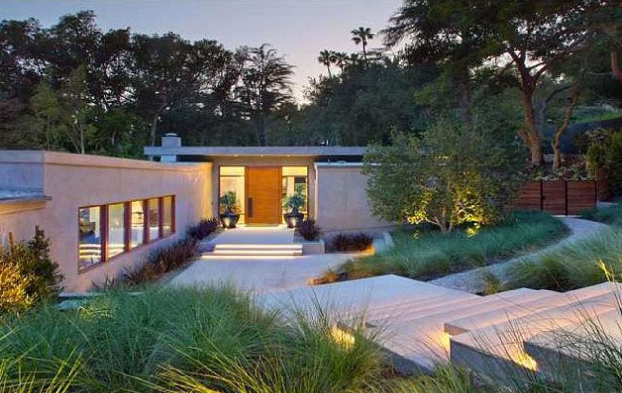 La propiedad tiene 11,300 pies cuadrados.