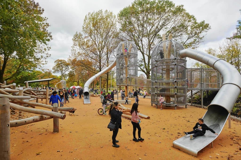 La gente de Filadelfia ya puede disfrutar del Skyline Swing, el columpio más grande del norte de América, que está dentro del área de juegos del Anna C. Verna Playground.