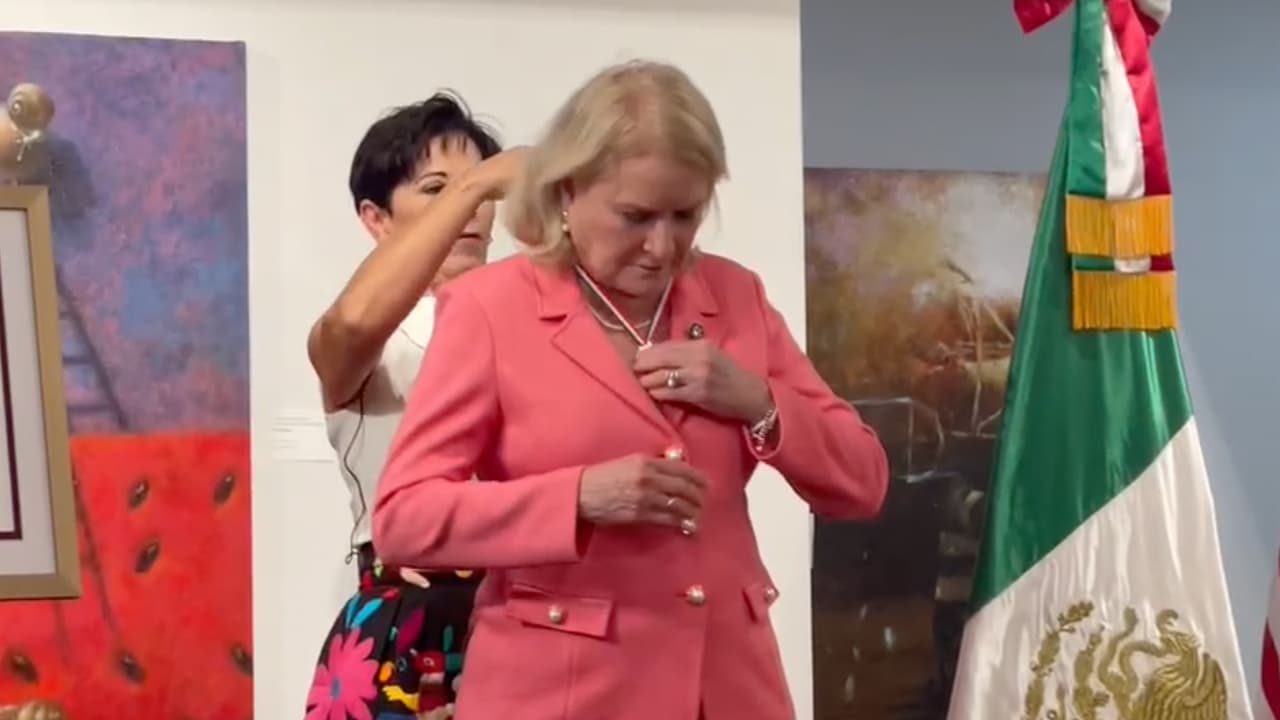 Ohtli, es una palabra de origen náhuatl, que significa camino y en esta ocasión la cónsul Alicia Kerber se lo entregó a la congresista Sylvia García.