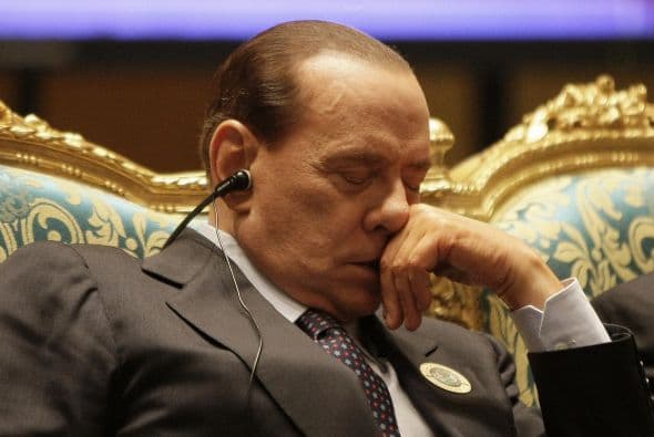 Y en plena sesión de apertura de la Cumbre Árabe el 27 de marzo de 2010, en la ciudad libia de Sirte, Berlusconi se quedó dormido.