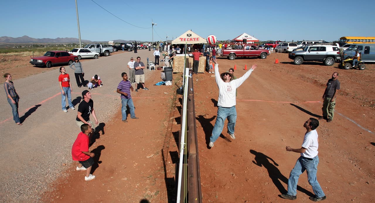 A finales de los 90 empezaron a reemplazar el enrejado de la frontera por unas vigas enormes y metálicas que estaban soldadas entre ellas. Mientras eran puestas estas esas vigas, los juegos de voleibol y los festejos de los pueblos tuvieron que correrse a los lugares en donde aún el enrejado dejaba pasar un balón. Los juegos de voleibol se dejaron de practicar en 2007.