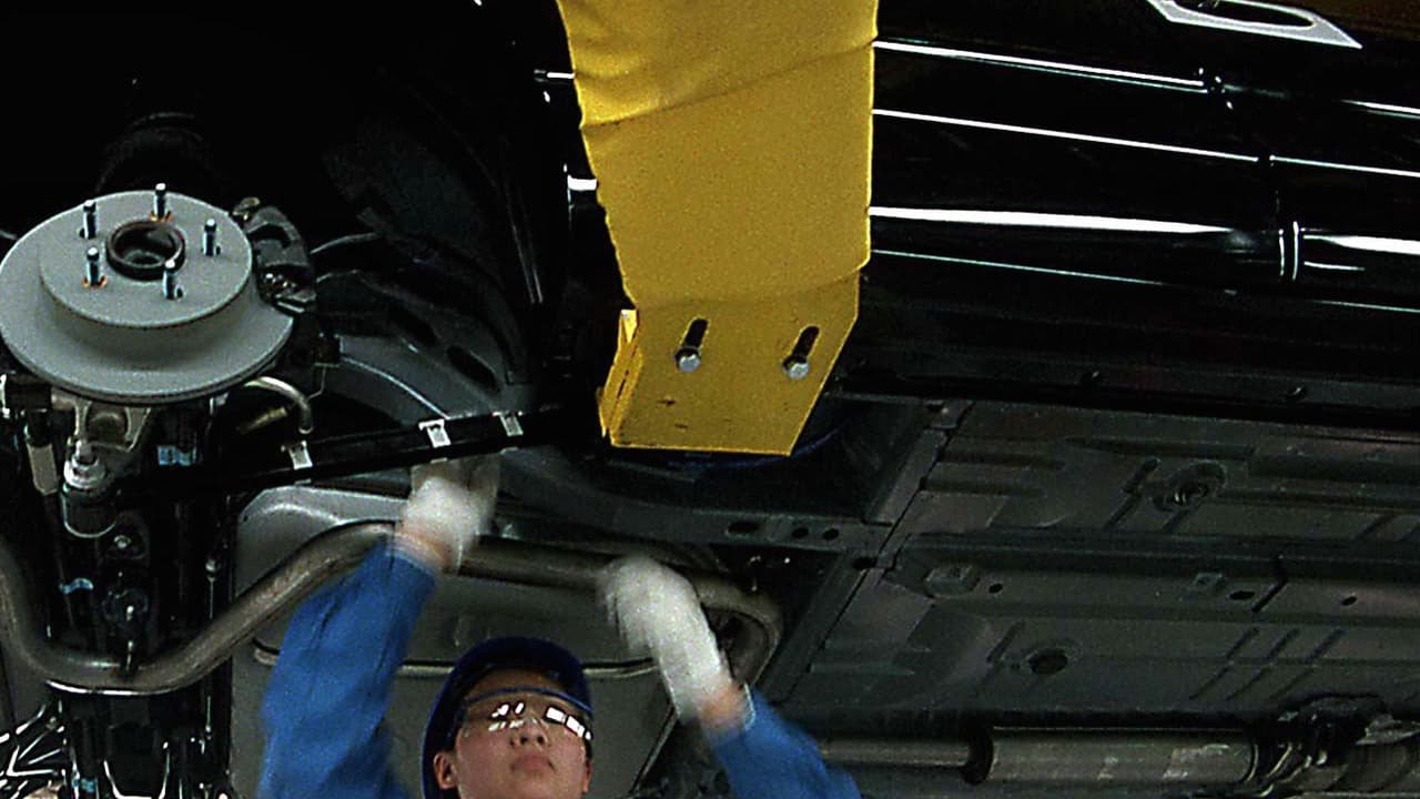 6. 
<b>No descuides la alineación del tren delantero.</b>
<br>Los componentes del tren delantero de tu vehículo están constantemente sometidos a una cantidad importante de fuerzas encontradas ya que es allí donde ocurre el direccionamiento del vehículo. Es por eso que sus componentes tienden a desajustarse. En el caso de las camionetas este desajuste es peor aún ya que el manejo sobre superficies irregulares, remolques y otras actividades típicas para estos vehículos castigan duramente al sistema.