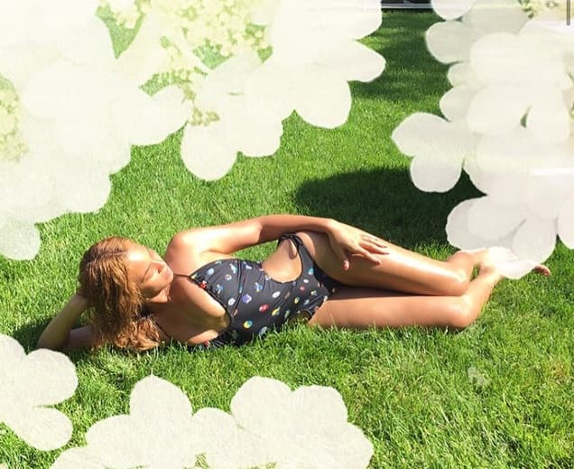 Beyoncé también es especialista en hacer arder las redes sociales, pues con sus bikinazos demuestra que sus curvas son envidiables.