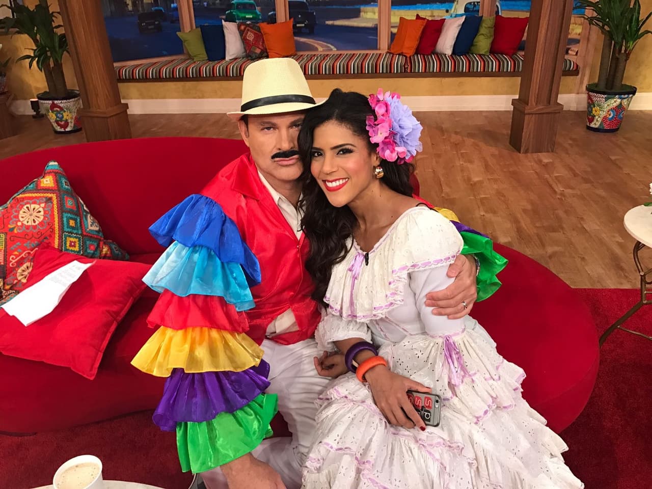 A Alan Tacher le encantó tener que usar bigote y su mangas de olanes llenas de color.