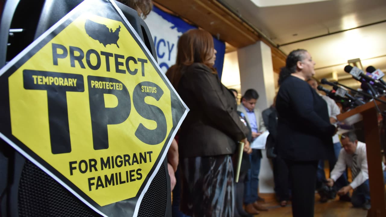 Grupo bipartidista propone un proyecto de ley para dar la residencia a indocumentados con TPS