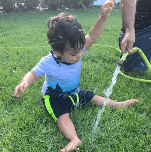 ¡Qué calor! el pequeño MVP sí que sabe como refrescarse.