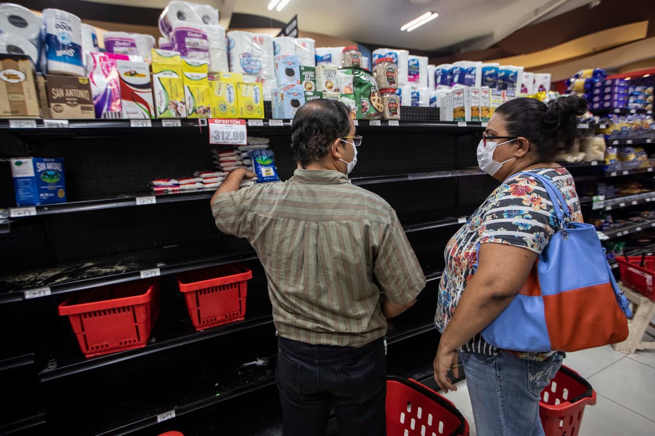 Los supermercados racionan suministros de primera necesidad para evitar desabastecimiento.