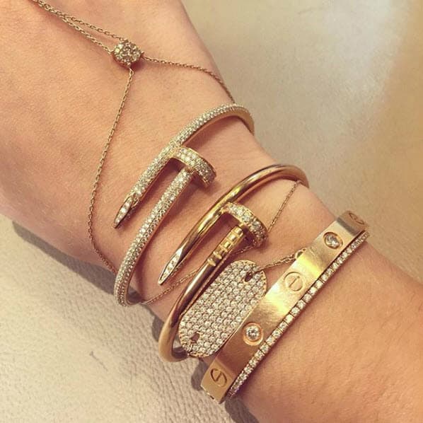 La joya tiene forma de clavo, está bañada en oro blanco y tiene cientos de diamantes incrustados.