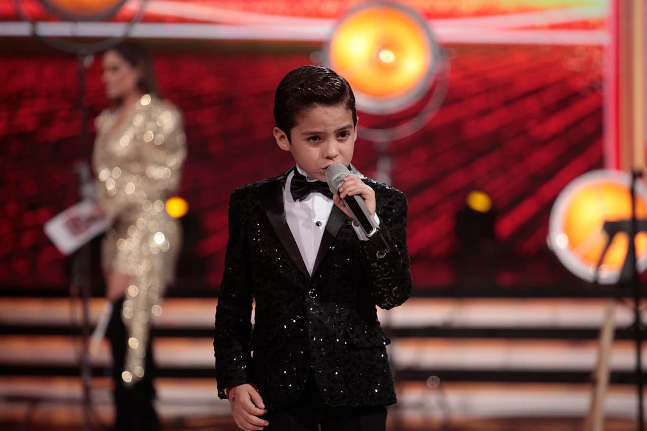 El cantante español bajó de su posición como juez y le ayudó a Kevin pidiéndole a la orquesta que alcanzara el tono del niño. Luego de la intervención de Bosé, Kevin volvió a cantar. Esta vez salió bien librado.