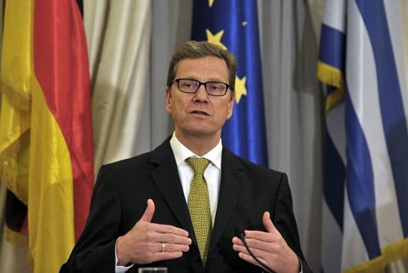 Por su parte, el ministro del Exterior alemán Guido Westerwelle dijo en una visita a Grecia que es el momento para que Europa cree agencias calificadoras de crédito independientes y tranquilice el nerviosismo de los mercados por la constante especulación, informó la AP.
