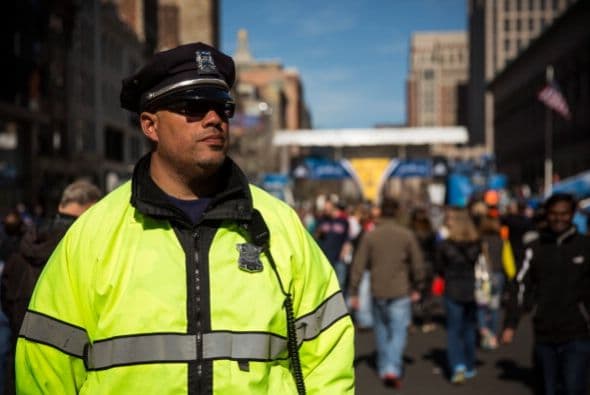 Al duplicar el número de agentes policiacos y otras fuerzas de seguridad.