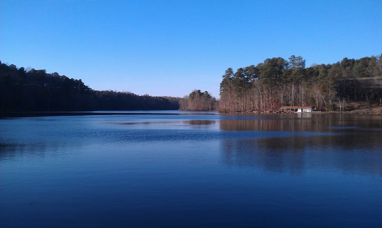 También cuenta con un hermoso lago en la cual se puede pescar por temporadas.