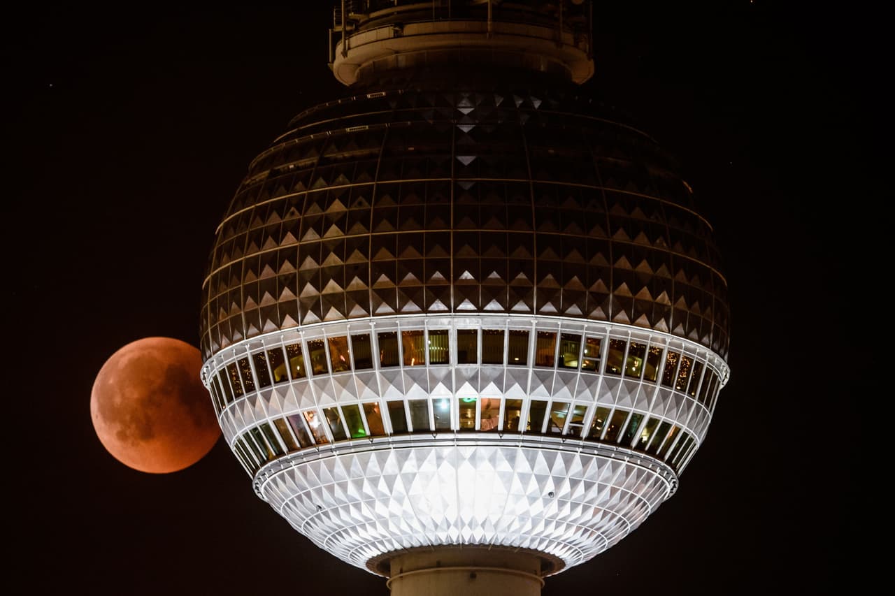 Aquí un detalle de la Torre de Televisión de Berlín junto a la Luna roja.