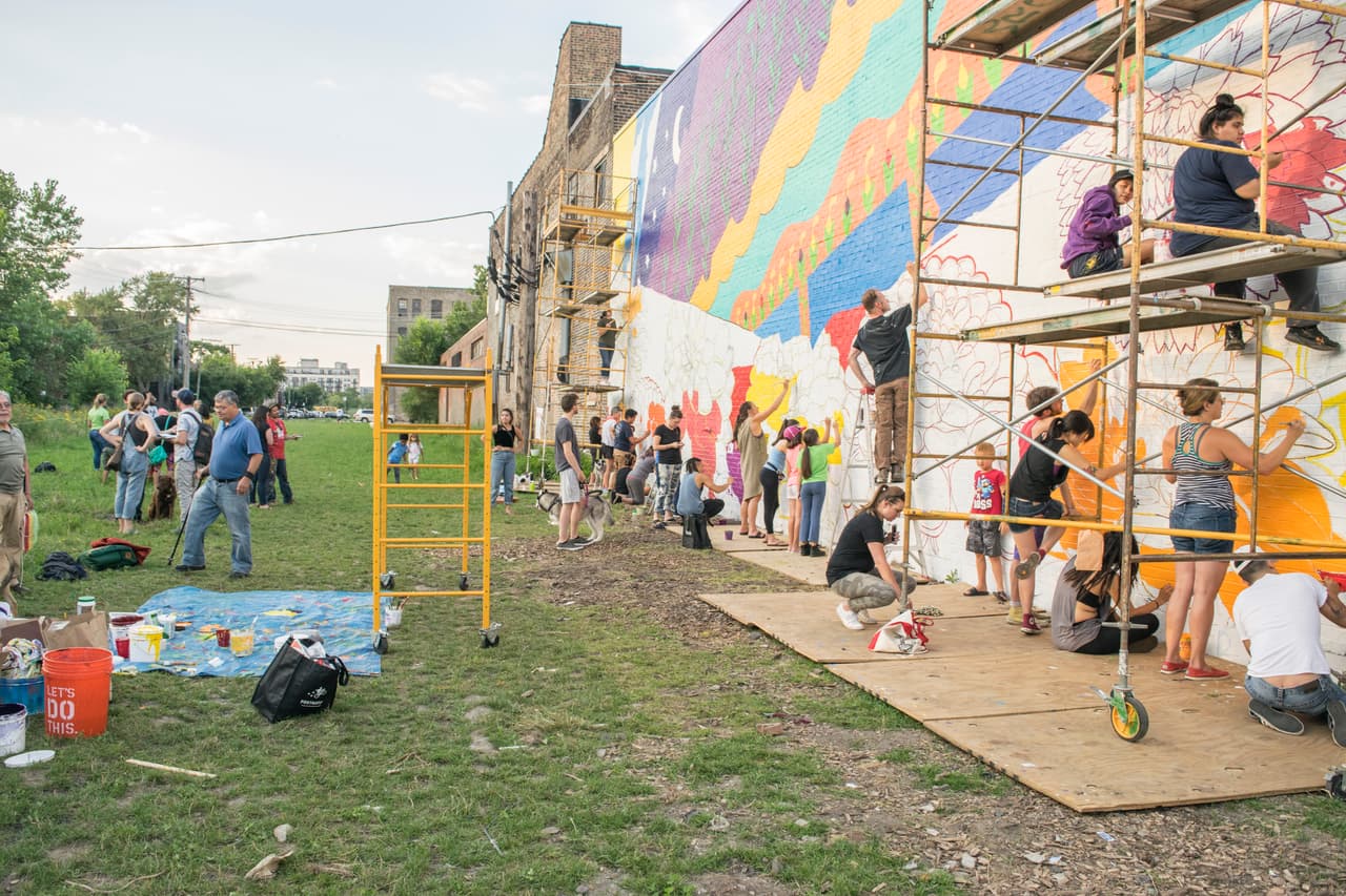 El área donde se encuentra este vibrante jardín comunitario llamado "El paseo" alguna vez fue un terreno abandonado al oeste de Chicago. Sin embargo, hoy en día es un lugar donde personas de todas las edades conviven, aprenden y cosechan sus propios alimentos.