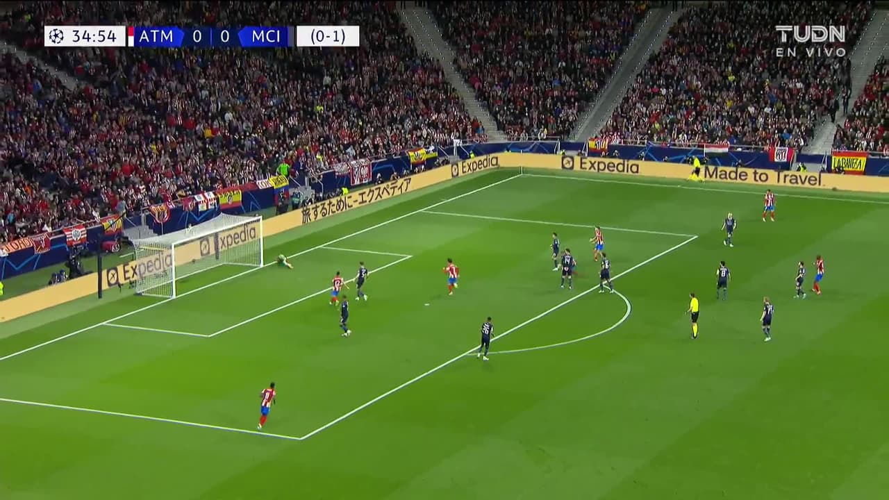 ¡TIRO ATAJADO! disparo por Geoffrey Kondogbia.