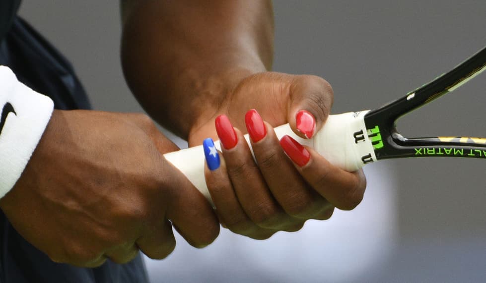 La tenista Serena Williams con las uñas pintadas de los colores de la bandera de EEUU. Constantemente vemos a la jugadora dominar los partidos con sus uñas largas y decoradas.
<br>