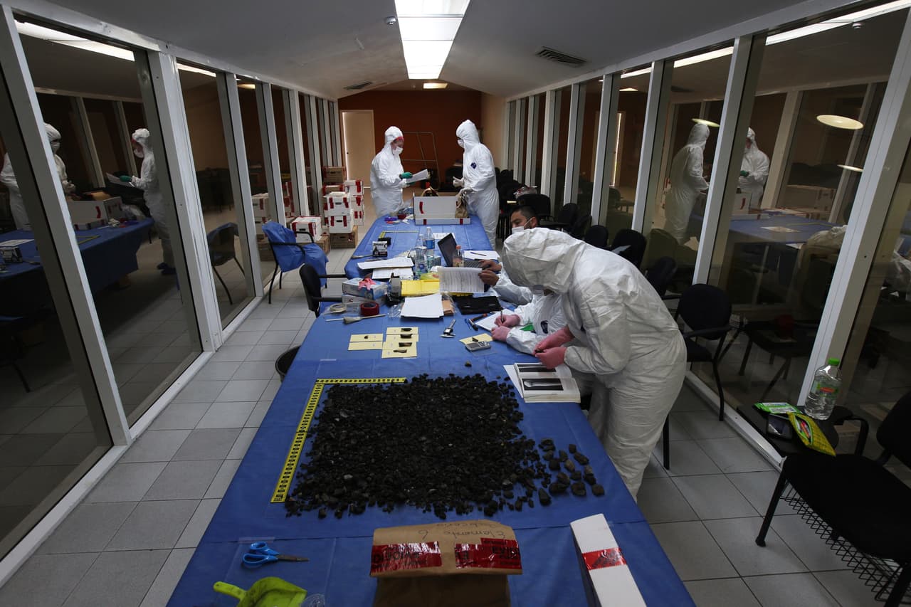Personal del Equipo Argentino de Antropología Forense analiza fragmentos de huesos en un laboratorio de Cuauhtémoc, México, el 23 de marzo del 2018, en un esfuerzo por identificar migrantes muertos en la frontera de México y EEUU. (AP Foto/Marco Ugarte)