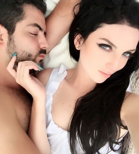 Conozcamos un poco más de esta guapa mujer que le robó el corazón a 
<b><a href="http://www.univision.com/shows/hoy/asi-fue-la-bienvenida-a-jose-eduardo-derbez-hizo-su-debut-en-la-silla-electrica-video">José Eduardo</a></b>.