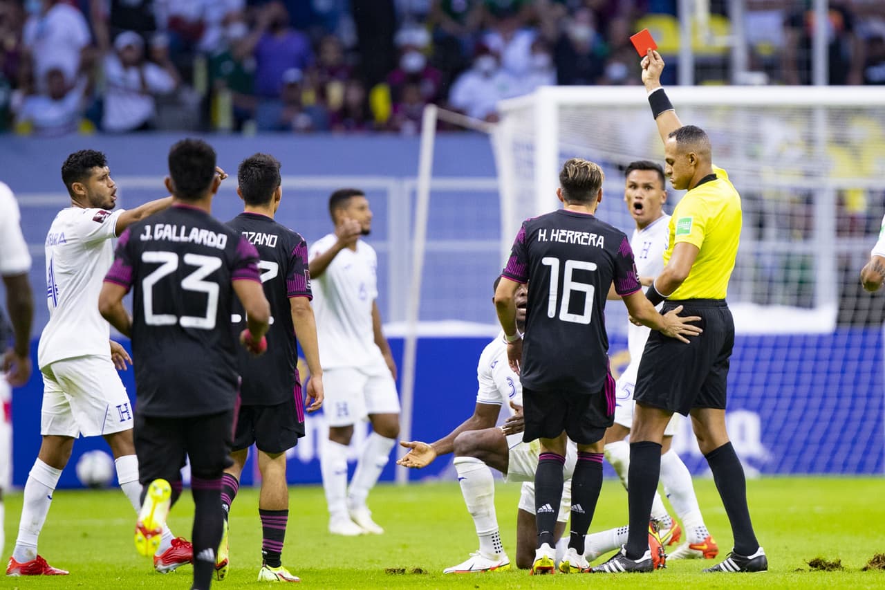 El capitán Maynor Figueroa se fue expulsado al 49'.