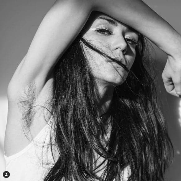 Es así como facilita la aceptación del vello corporal, las estrías y las cicatrices en la población general (las cuales suelen ser borradas con aerógrafo en la industria fotográfica de la moda y la belleza).