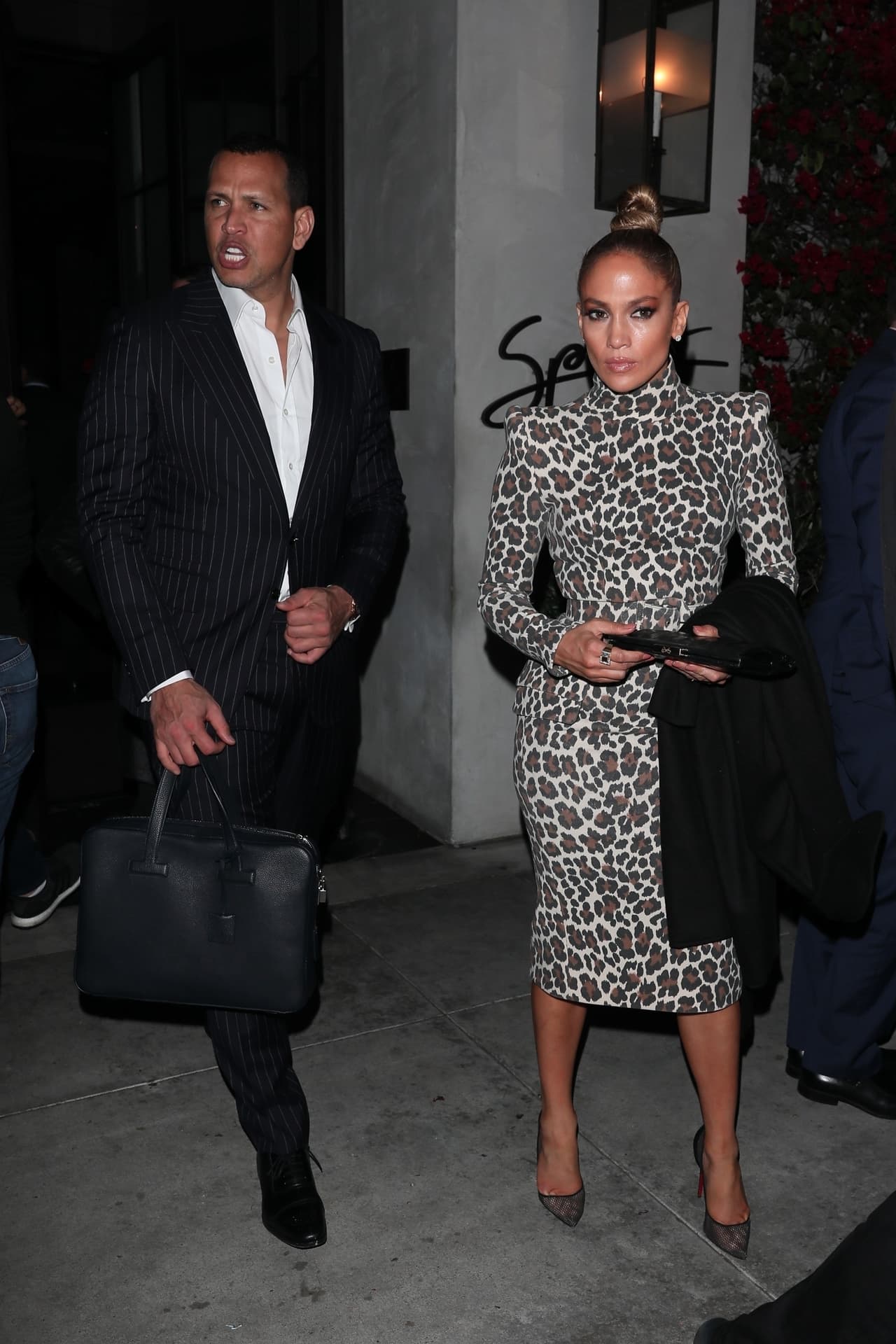 Al salir del evento, Jennifer López fue junto a su pareja Alex Rodríguez al restaurante 'Spago', en Beverly Hills, de donde salieron mucho más serios que de costumbre.