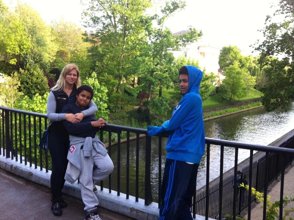 Sus hijos están muy contentos por lo que su madre logró hacer.