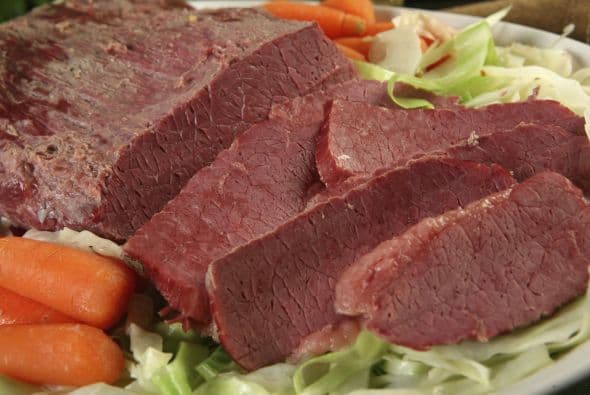El Corned Beef es un corte de carne típico de Irlanda y se usa en infinidad de platillos y sándwiches. Uno de los básicos es en un guisado hervido y Huyke nos dijo cómo hacerlo.