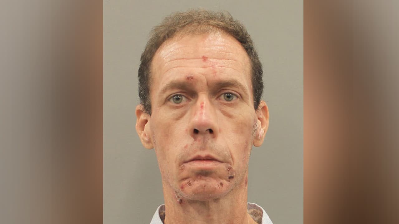 John R Morrow, es señalado de posesión de sustancias controladas.