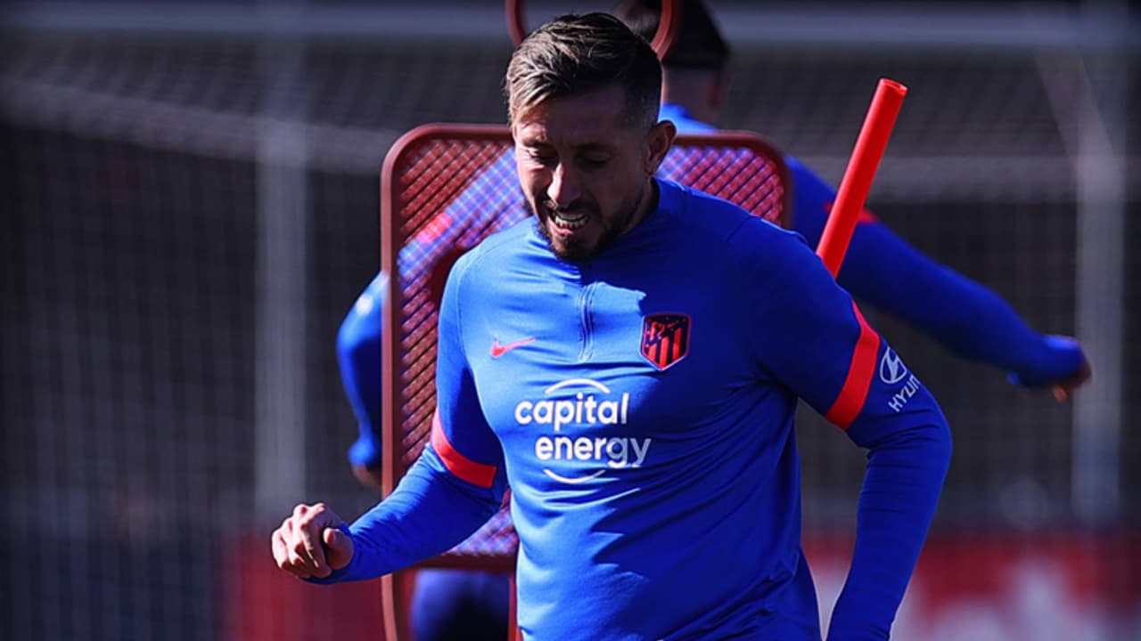 Héctor Herrera entrena pensando en el partido ante el Manchester United.