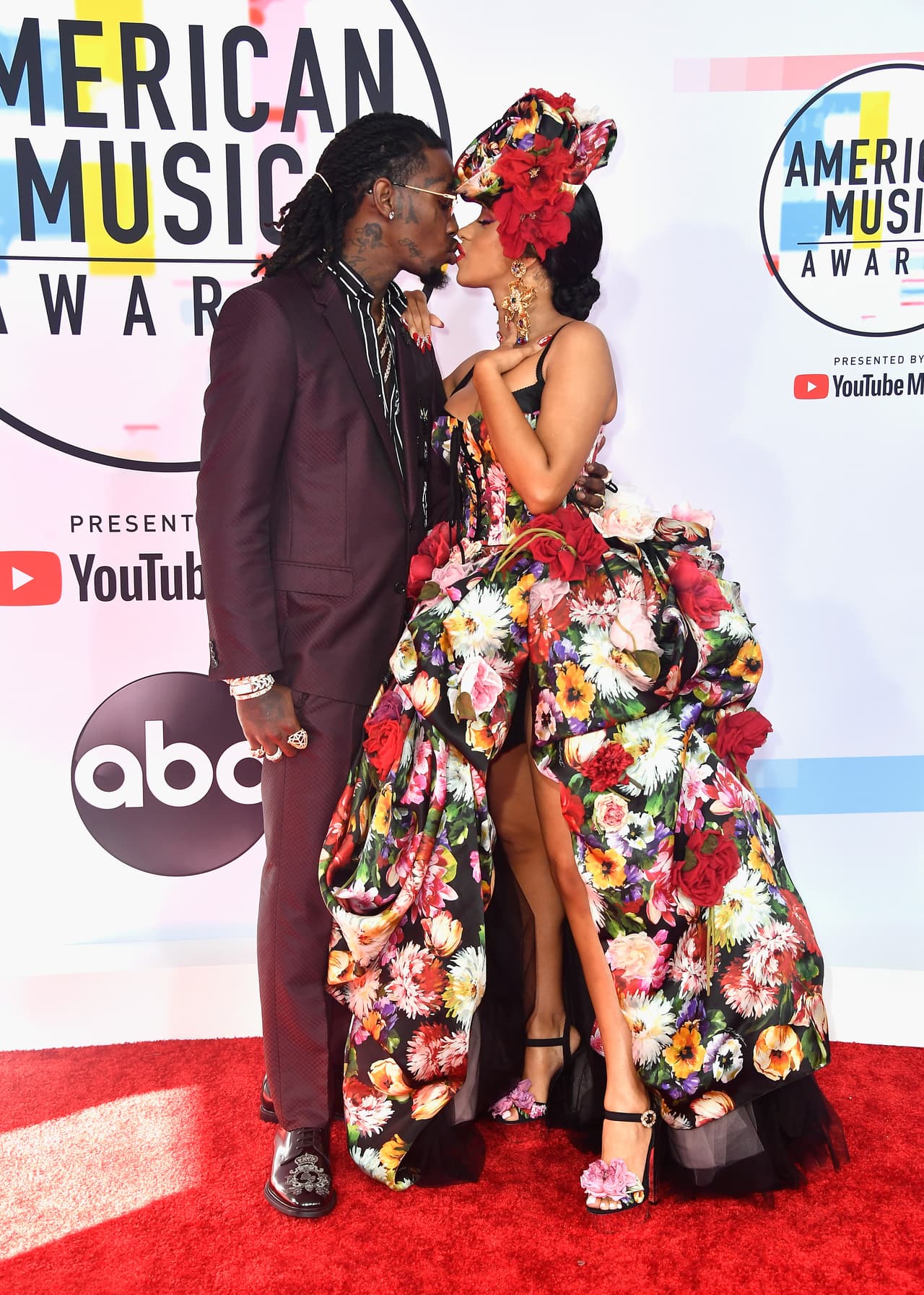 La supuesta infidelidad de Offset habría sido con la modelo 
<b>Summer Bunni</b>, quien declaró al portal 
<b><a href="https://www.tmz.com/2018/12/05/offset-mistress-summer-bunni-tearful-apology-cardi-b/" target="_blank">TMZ</a></b> que se sentía avergonzada y culpable por la ruptura de la pareja.