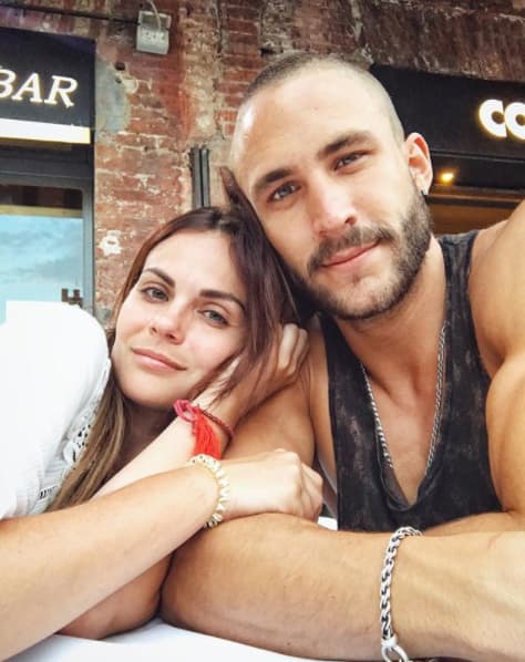 Además disfruta de su noviazgo con el también actor Roberto Romano.