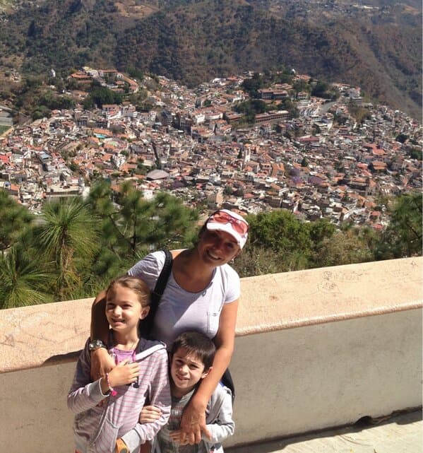 La intérprete pensó que después de haber sido mamá por primera vez sería más fácil tener un segundo embarazo, pero no fue así. De nueva cuenta tuvo muchas complicaciones. Mayra tomó la decisión de adoptar un bebé, pese a que su esposo le dijo que "estaba loca" y que si quería ser mamá adoptiva "con él no iba a ser".