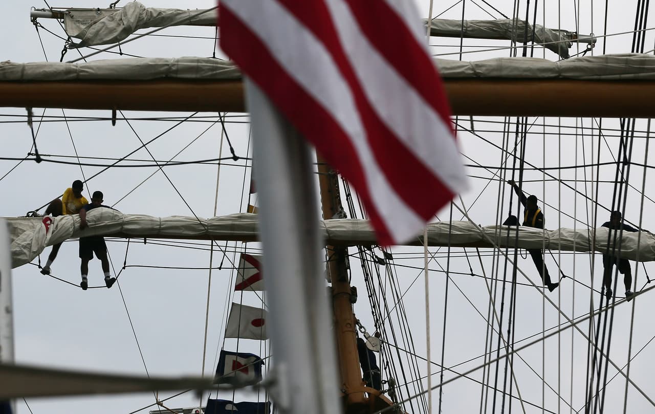 Buques internacionales y nacionales desfilaron por el río Hudson.