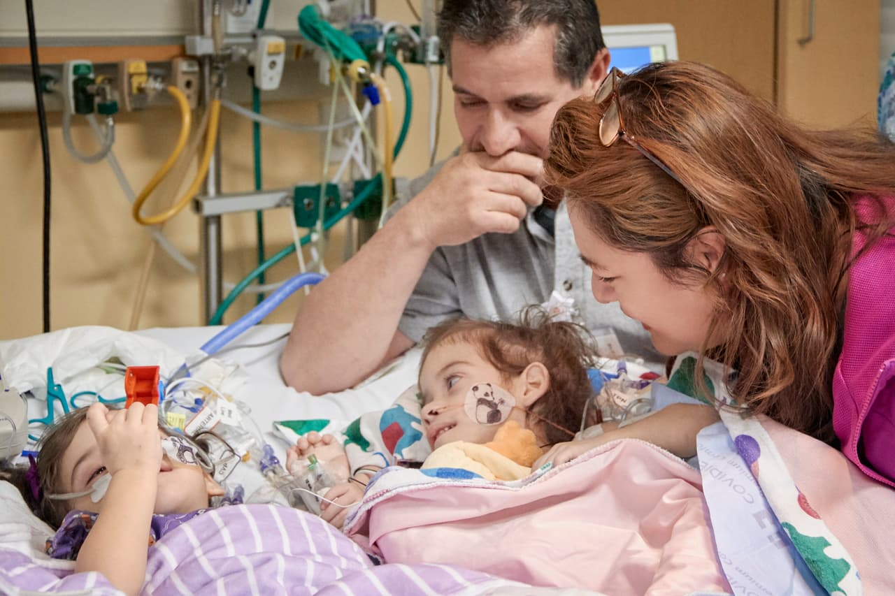 Cuando estuvieron de nuevo juntas, las niñas se miraron una a la otra en cuestión de segudos. Eva estiró el brazo hacia su hermana. Su objetivo: quitarle un camión de juguete.