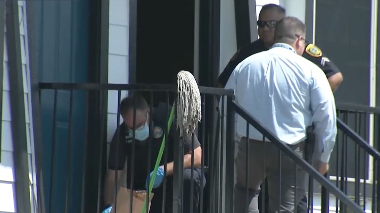 Hallan dos cadáveres en estado de descomposición dentro de un apartamento al sureste de Houston