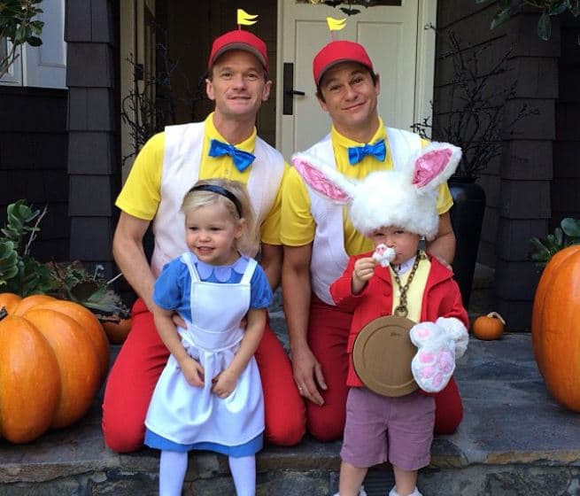 También pueden inspirarse en ‘Alicia en el país de las maravillas’, al igual que la 
<a href="https://www.univision.com/famosos/los-mejores-disfraces-de-halloween-de-los-famosos-halloween-2021-fotos">familia de Neil Patrick Harris</a>.