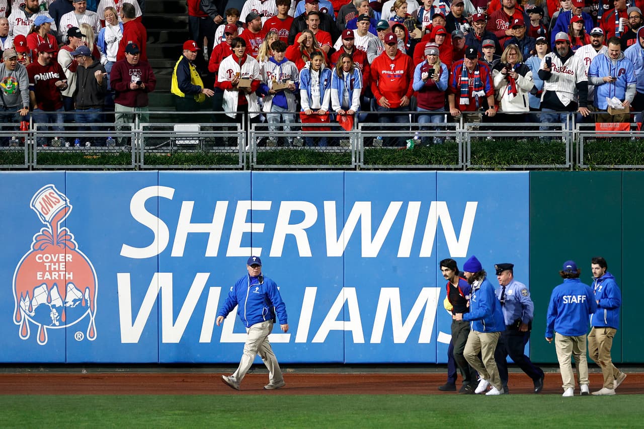 Un fanático corre en el campo durante la sexta entrada entre los Astros de Houston y los Phillies de Filadelfia.