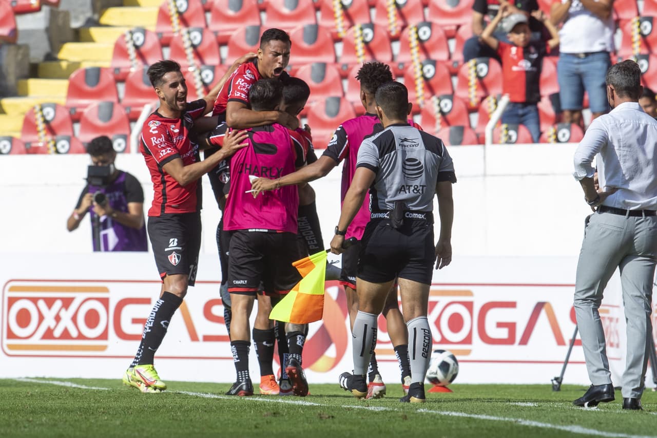 Con goles de Julia´n Quiñones al 61' y Julio Furch al 80', Atlas viene de atra´s para vencer a Monterrey 2-1 y llegan a 13 unidades.